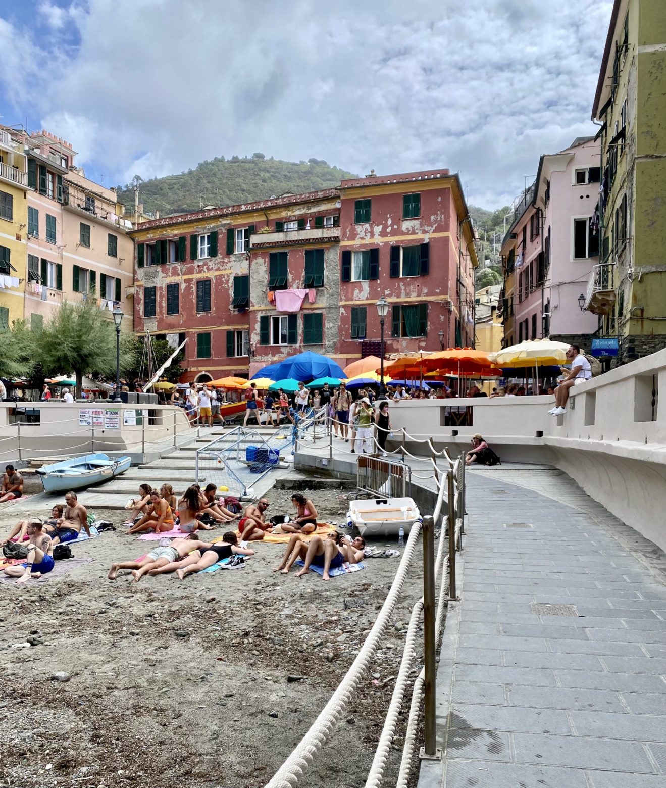 Strandleben an der Piazza in Vernazza