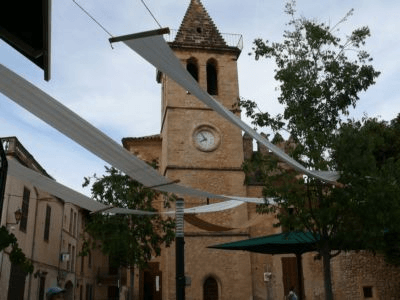Die Kirche Sant Joan Baptista mit Glockenturm
